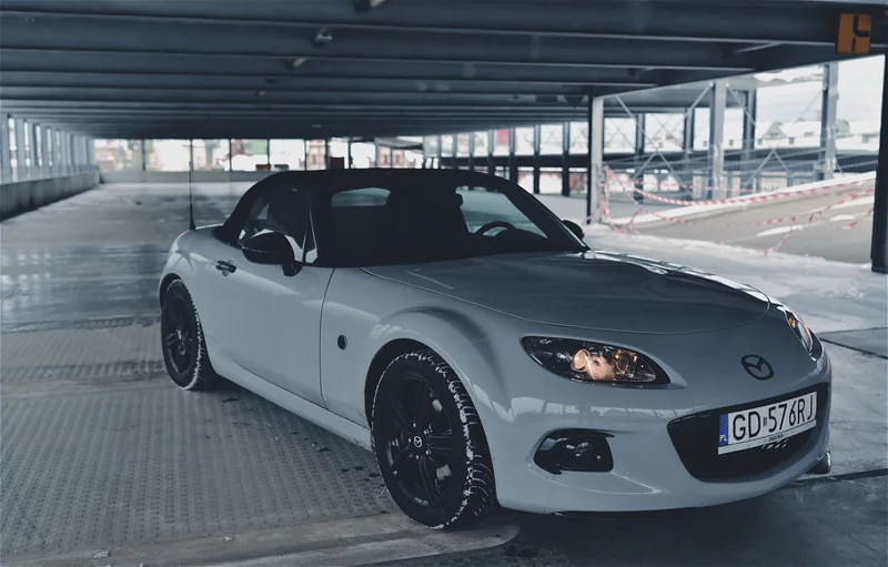 Biała Mazda MX-5 NC pod zadaszeniem