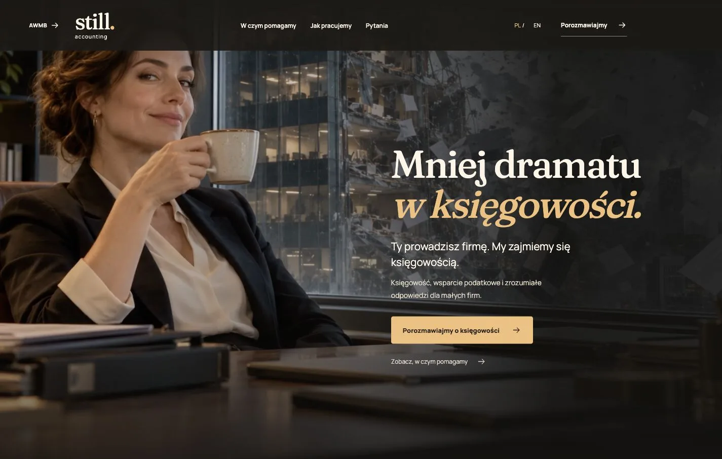 Podgląd strony Still Accounting z nagłówkiem, nawigacją i księgową przy kawie.