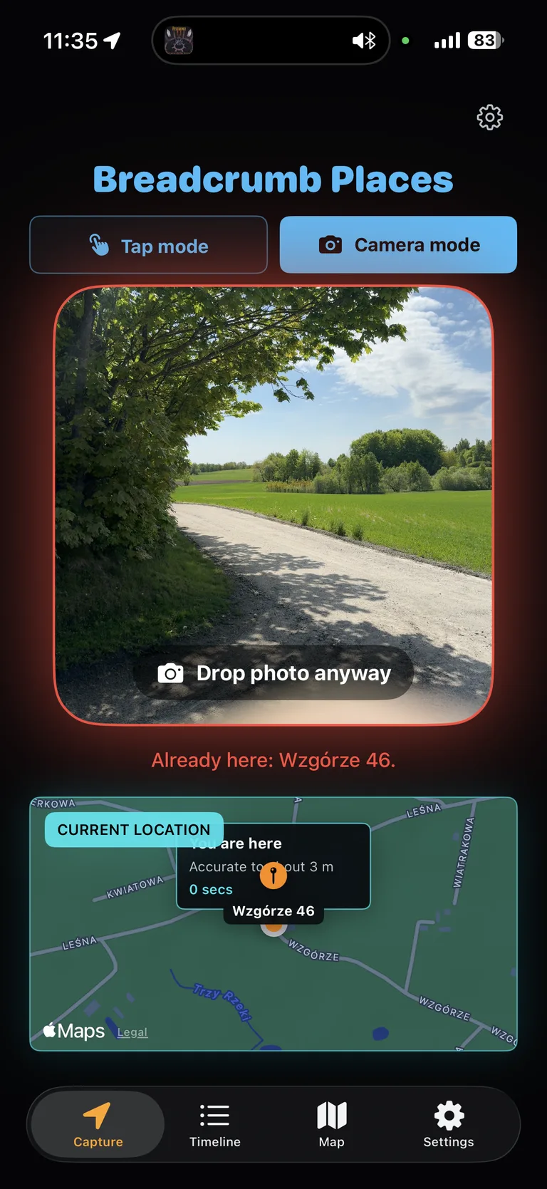 Ekran aplikacji BreadCrumb Places na iPhone’a z aparatem i lokalizacją na mapie.